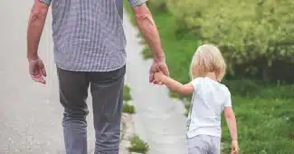 Accueil d'une clinique en journée avec mains tenant une brochure de vaccination