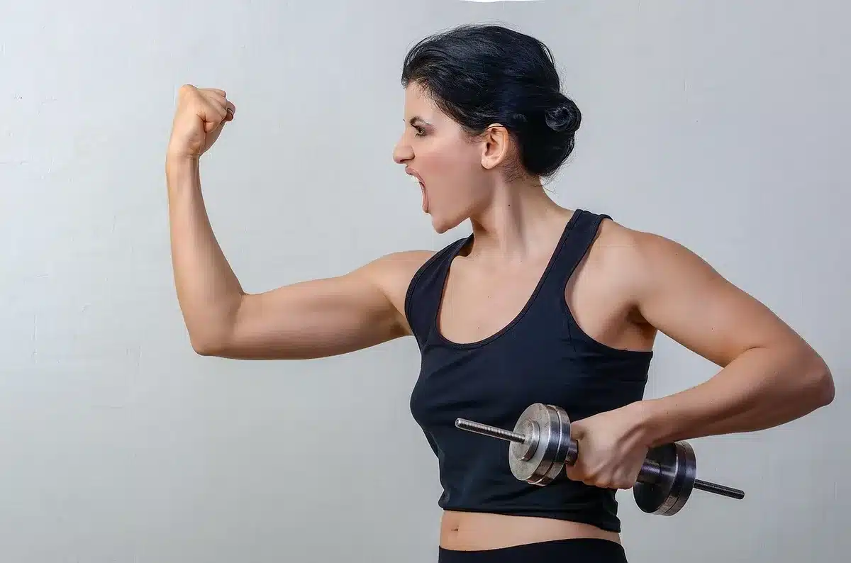 Repas protéiné et trace d'entraînement illustrant la récupération musculaire